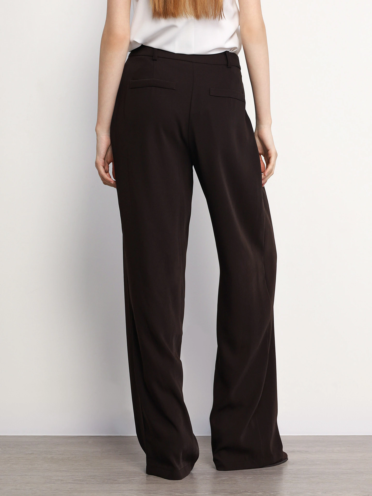 Брюки темно-коричневого цвета расклешенного кроя